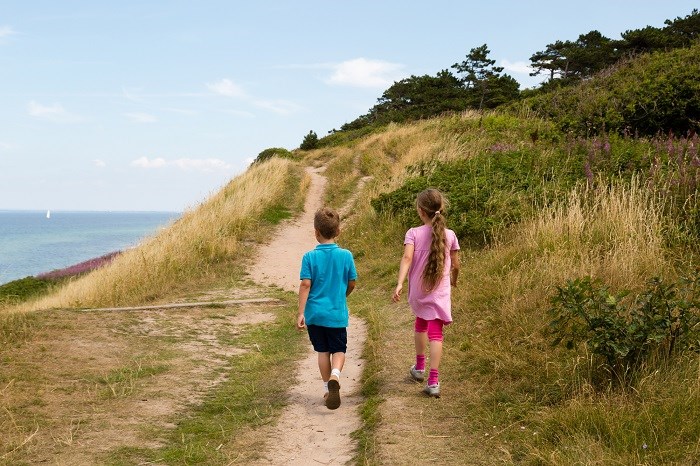 Kinder wandern an der Küste von Gilleleje