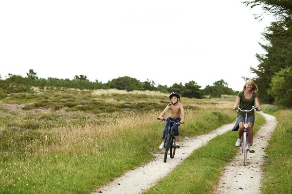 Mutter und Sohn fahren Fahrrad in der Natur auf Fanö