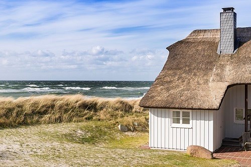 Ostseeküste mit Dünengras und Haus