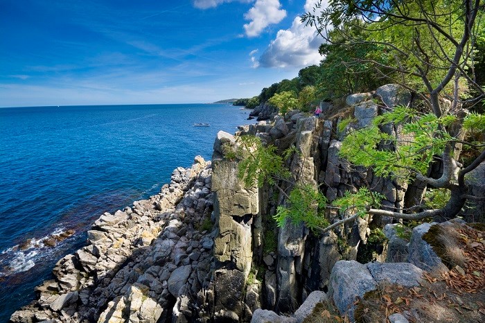 Steile Klippen der Nordküste Bornholms