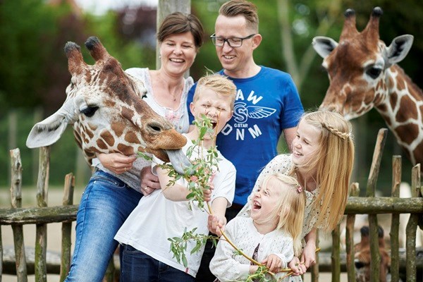 Eine Familie im Tierpark Odense ZOO