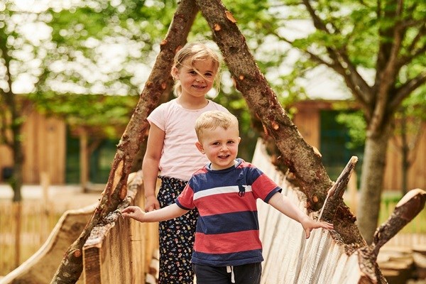Zwei kleine Kinder spielen im WOW PARK