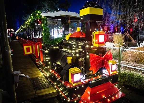 Weihnachtlich geschmückter Bummelzug im LEGOLAND®