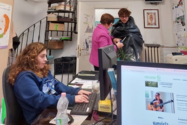  Julian repariert den Drucker mit einer schwarzen Tüte über dem Kopf