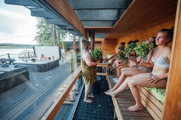 Frauen in einer Sauna in Lehmonkärki, Finnland