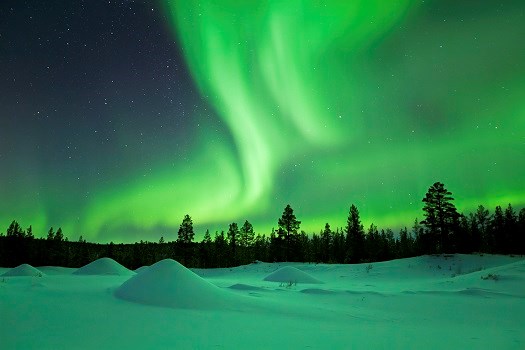 Polarlichter über verschneiter Winterlandschaft, finnisch Lappland