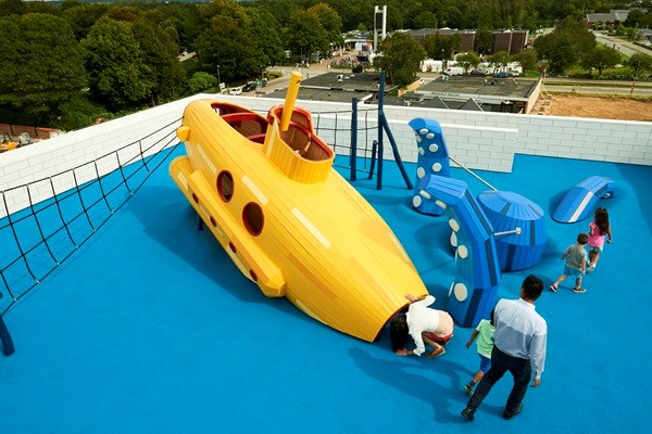 Dachterrasse des LEGO House mit Spielmöglichkeiten