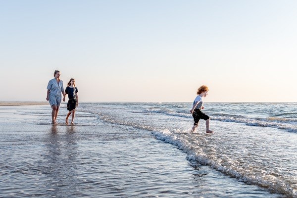 Mutter und Kinder am Strand in Nordjütland 