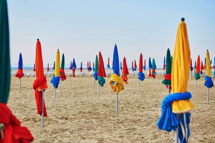 Berühmte bunte Sonnenschirme am Strand von Deauville