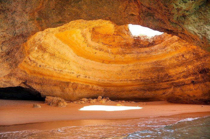 Berühmte Höhle am Benagil-Strand, Algarve