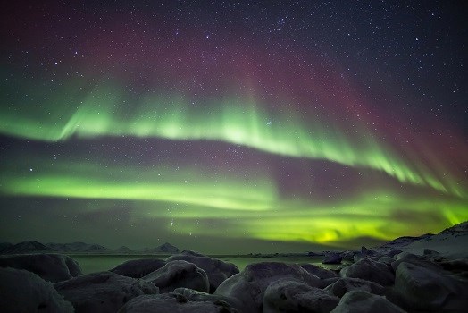 Farbenfrohe Nordlichter über dem Archipel Spitzbergen