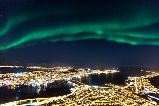 Wunderschöne Nordlichtaktivität über der Stadt Tromso in Norwegen
