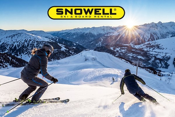 Zwei Skifahrer in den Bergen