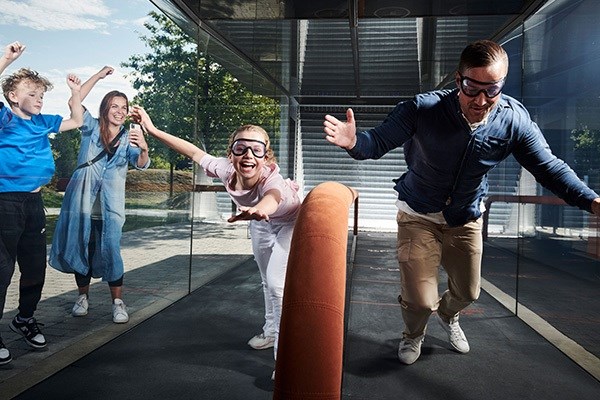 Besucher erleben den echten Orkan-Simulator im Universe Science Park