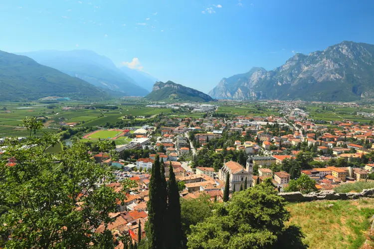 Blick auf die Stadt Arco am Gardasee