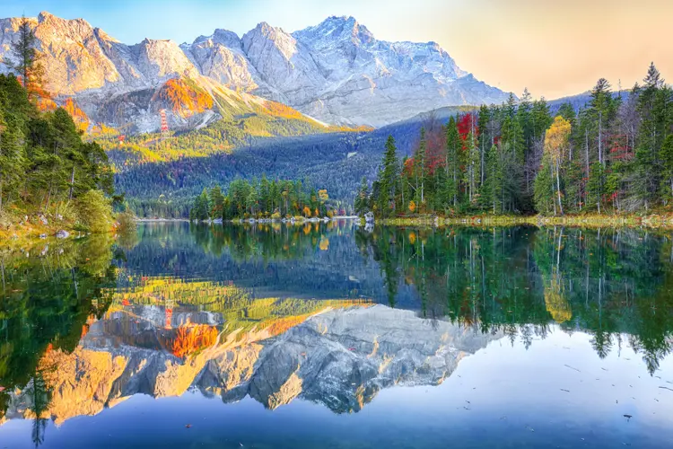 Herbstliche Landschaft des Eibsees