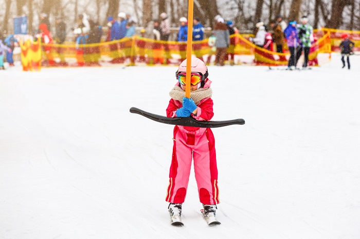 Kleine Skifahrerin in der Skischule