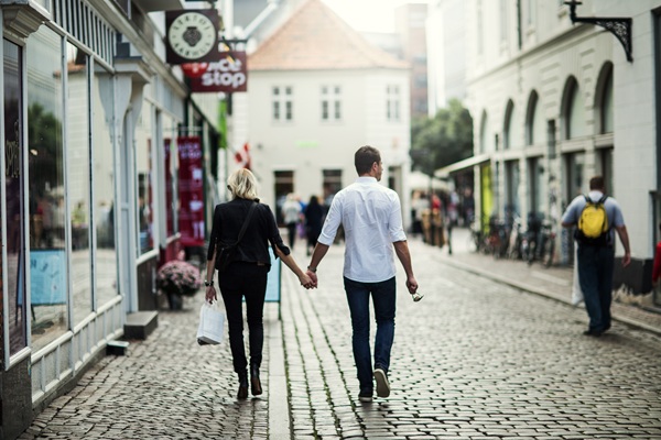 Ein Paar beim Einkaufsbummel in Aarhus