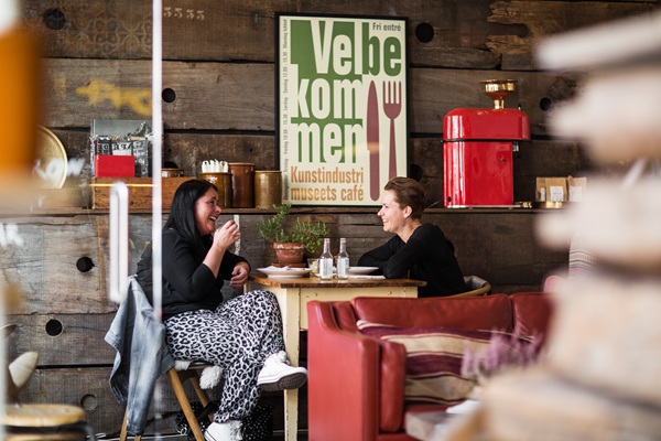 Freundinnen in einem Café in Aarhus