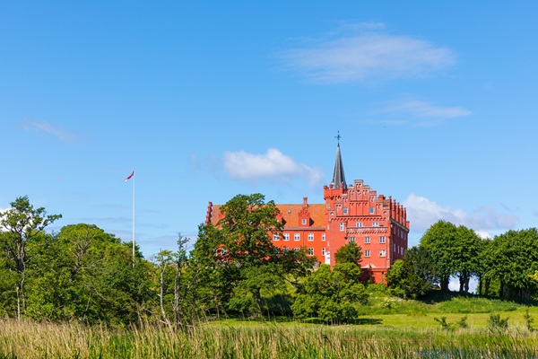 Luftaufnahme von Schloss Tranekär und der umliegenden Natur 
