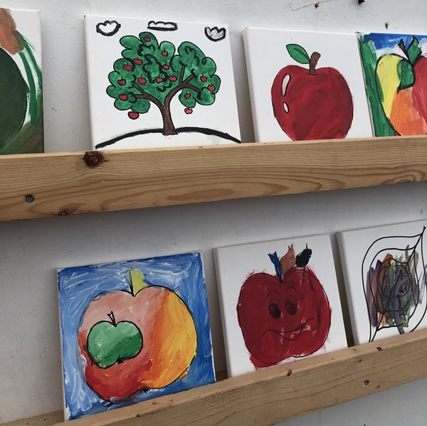 Kinderaktivitäten, unter anderem mit Anregungen zum Thema Nachhaltigkeit und Apfelmalerei beim Ebelfestival in Ebeltoft