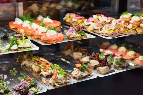 Traditionelles dänisches Smørrebrød im Schaufenster