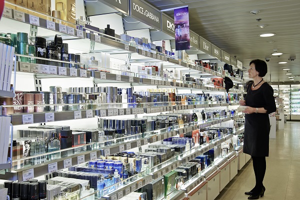 Die Parfüm-Abteilung des Travel Shops auf einer Scandlines-Fähre