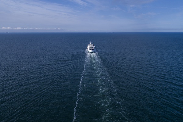 Die Scandlines-Fähre MF Prins Richard auf offener See 