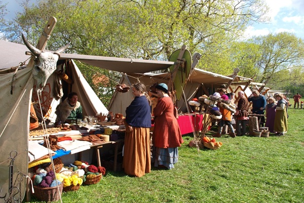 Ein authentischer Wikinger-Markt im Erlebniszentrum Ribe VikingeCenter 