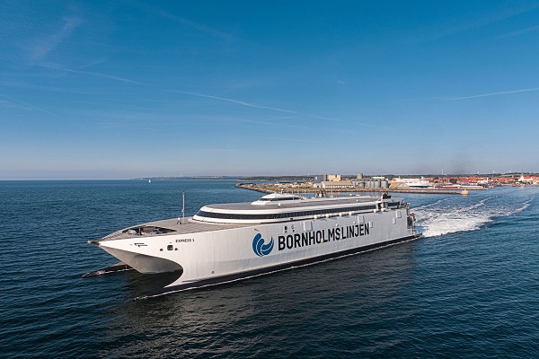 Eine Fähre von Bornholmslinjen verlässt den Hafen