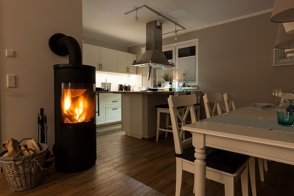 Ein gemütliches Kaminfeuer im Wohnzimmer eines Ferienhauses