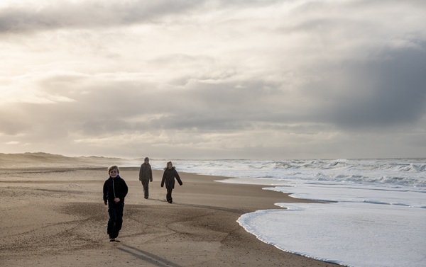 Kinder am Strand in der Winterzeit