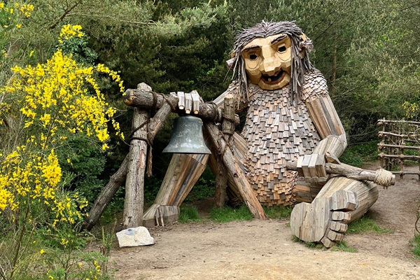 Lotte Lokkeklokke, Møborg Skov, Denmark. By Thomas Dambo 2024.
