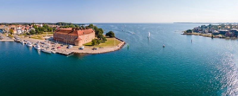 Luftaufnahme von Schloss Sønderborg mit Segelbooten in der Alssund-Wasserstraße 