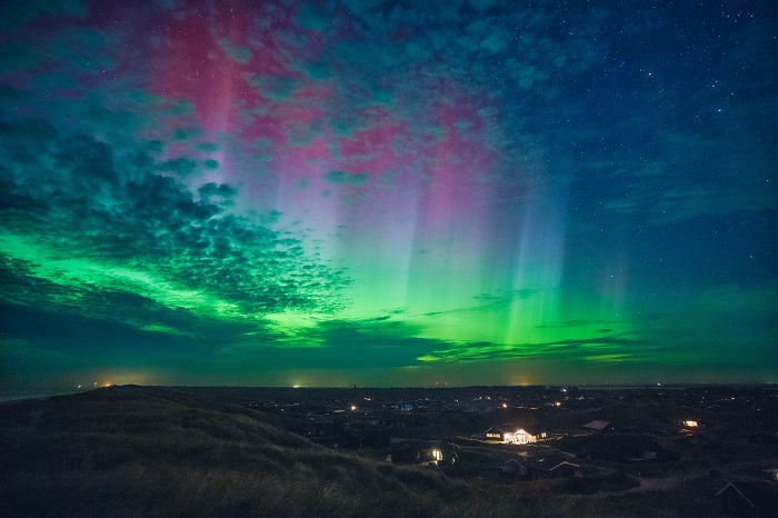 Polarlichter über den Ferienhäusern in Dänemark