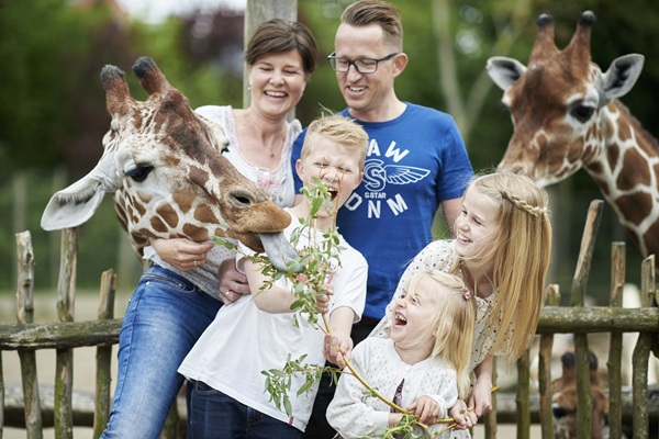 Eine Familie im Tierpark Odense ZOO
