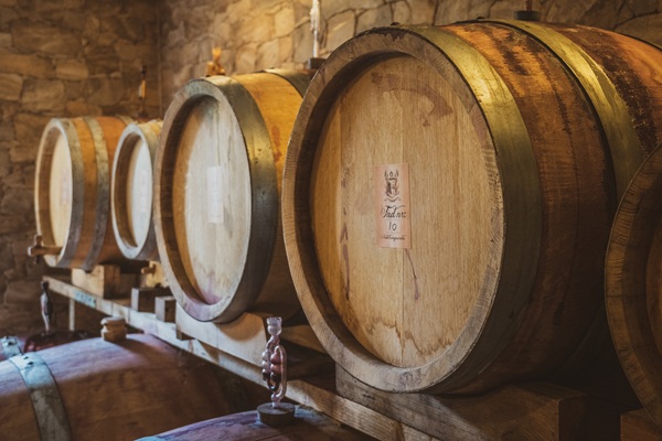 Weinfässer auf dem Weingut Vesterhave Vingaard