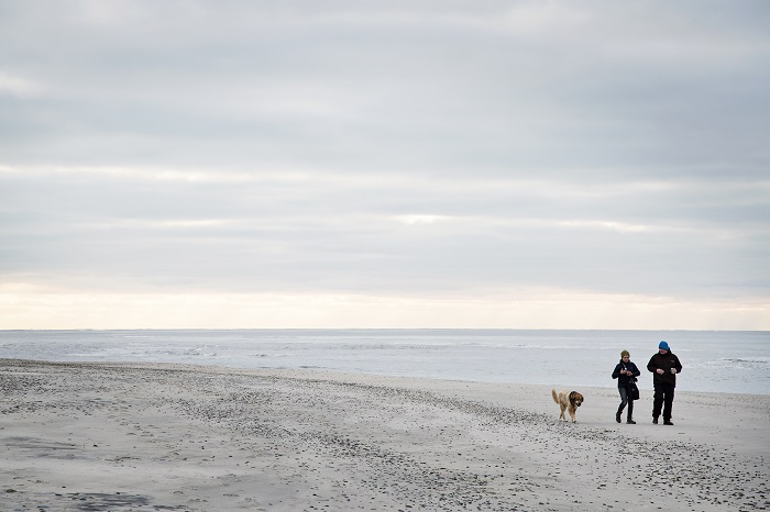 West Jütland, HvideSande, Pärchen läuft am Strand © Mikkel Heriba