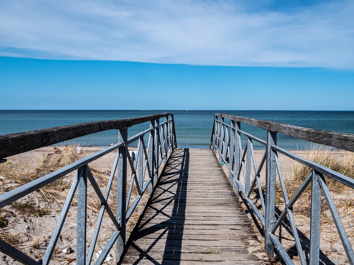 Brücke zum Ostseestrand in Deutschland