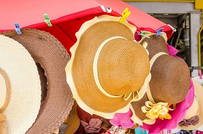Bunte Sonnehüte zu verkaufen