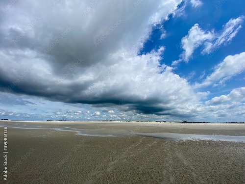 Dramatische Wolkenformationen am Strand
