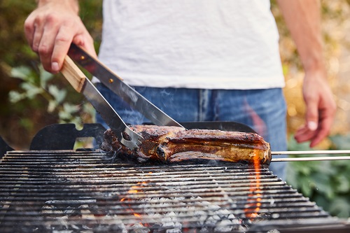 Enge Kleidung erhöht die Sicherheit beim Grillen