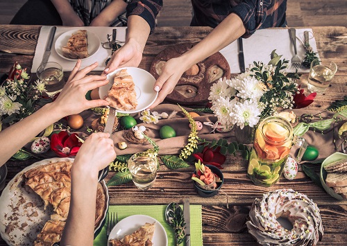 Fingerfood auf einem großen dekorierten Tisch Foto©AdobeStock_263986757