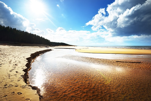 Flachwasser am Ostseestrand