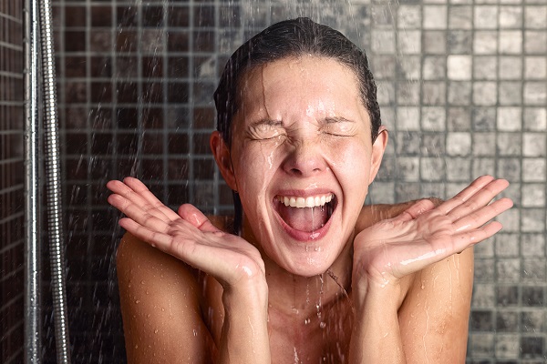 Frau unter kalter Dusche
