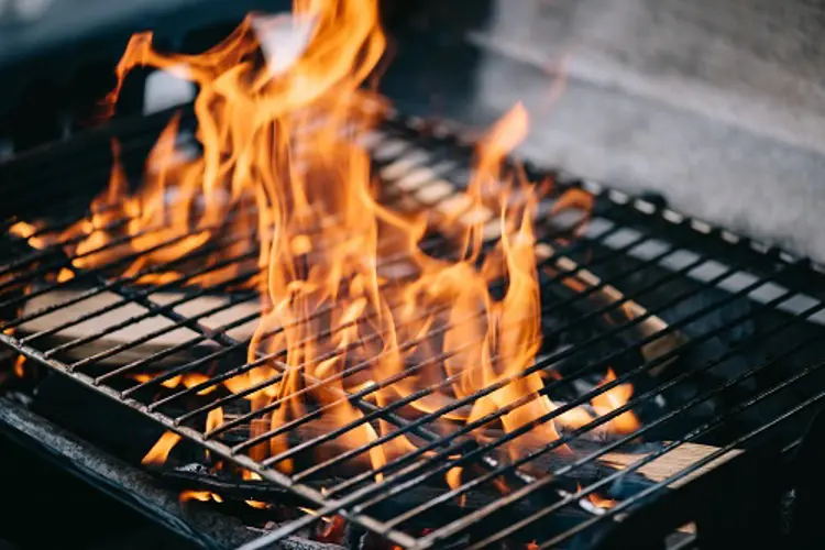 Grillrost mit hohen Flammen