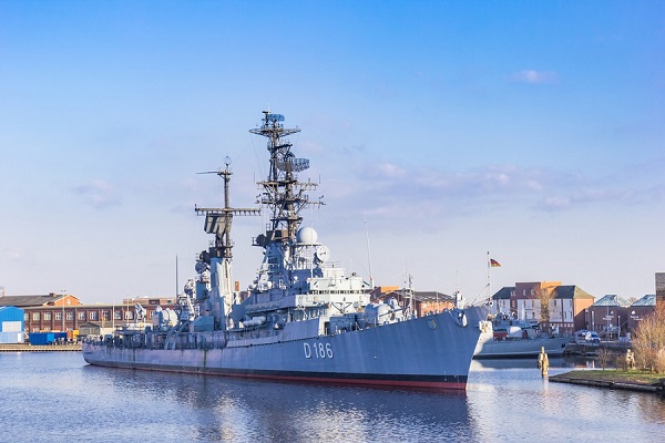 Historisches Schlachtschiff im Kanal von Wilhelmshaven