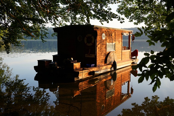 Holzhausboot bei Sonnenaufgang