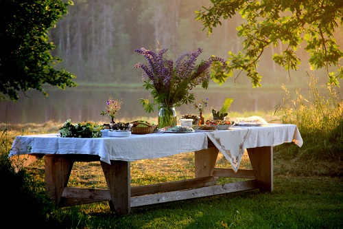 Lange schön gedeckte Feiertafel im Ferienhaus Garten Foto©AdobeStock_441715552