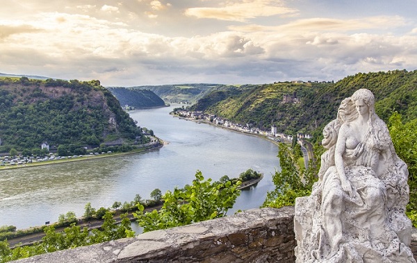 Loreley-Figur und Rheintallandschaft